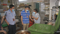 火锅店回收吃剩汤底，称疫情影响原料断